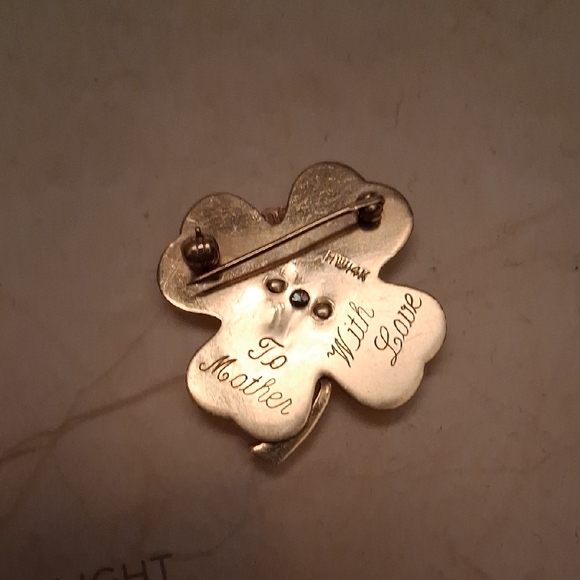 Elegant Gold Clover Brooch - Picture 7 of 7